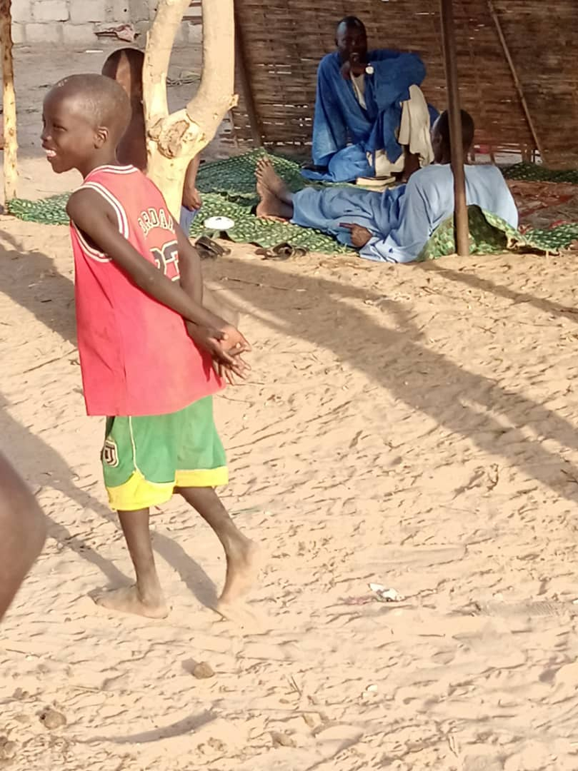 bambino africano ride