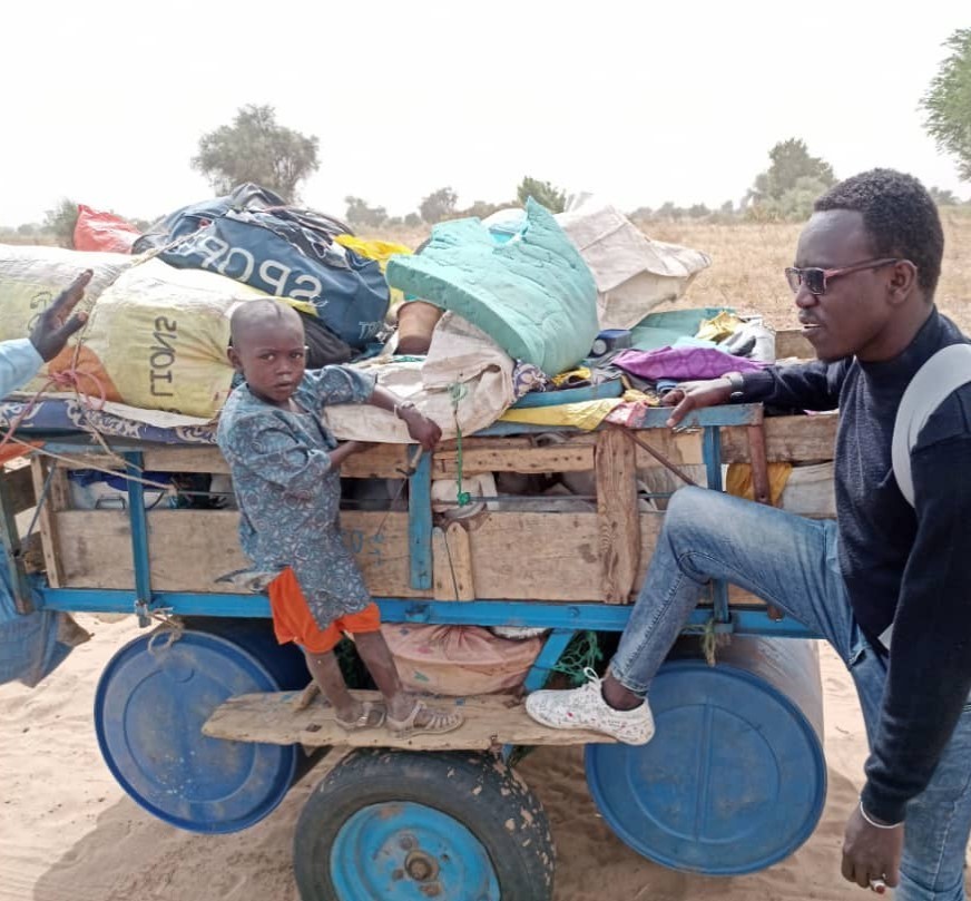 bambino africano su un carro