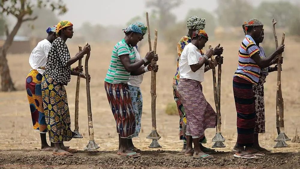 donne africane che lavorano nei campi