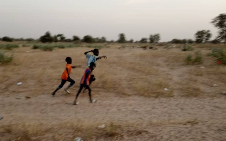 bambini africani che corrono nei campi